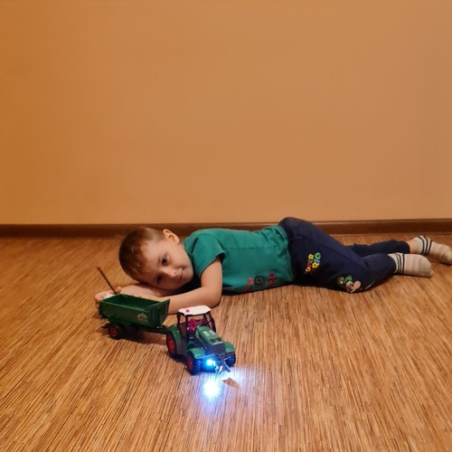 Remote Controlled Toy Tractor with Trailer – Functional Tipping Trailer and LED Lights (WNDR24850) - Image 15