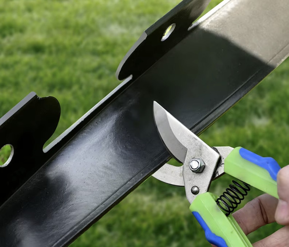 Flexible Garden Lawn Edge – 6cm x 10m Black with 20 Pegs (WNDR24562) - Image 3
